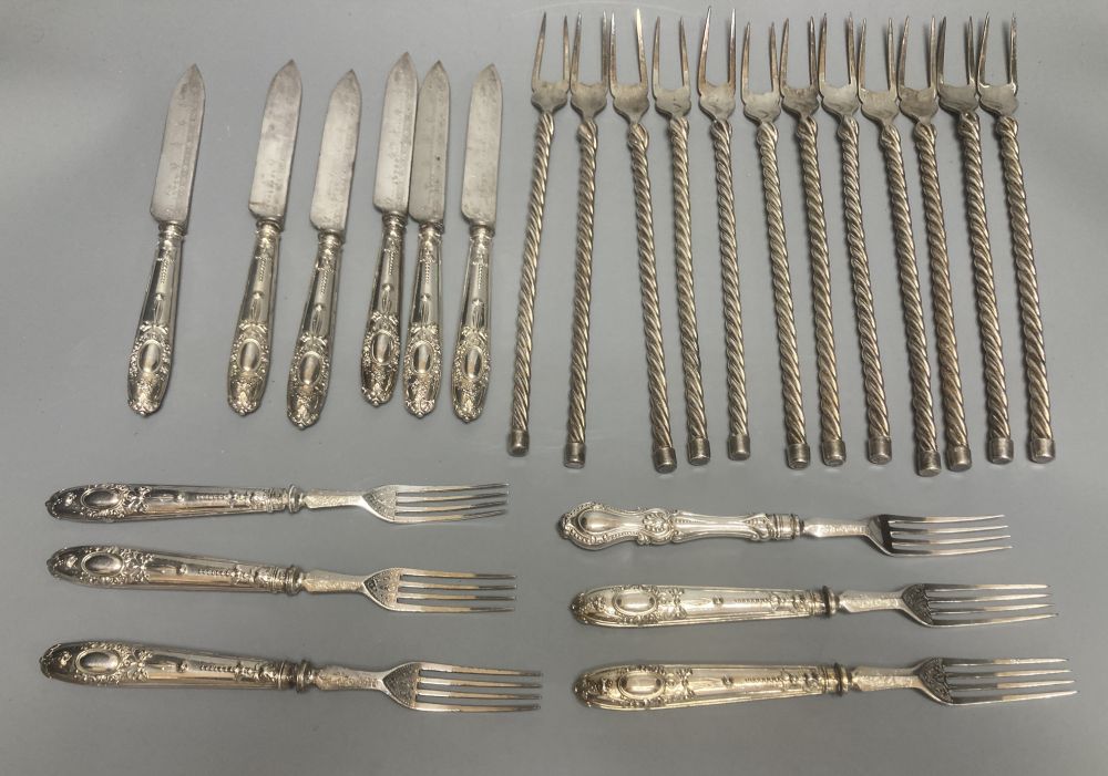 Twelve plated toasting forks and a set of six Victorian Elkington Mason & Co plated dessert knives and forks